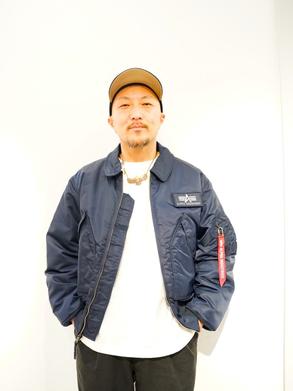 ホワイト系のTシャツ/カットソー、ブラック系のミリタリージャケットを着用したメンズの秋コーディネートの3枚目の写真