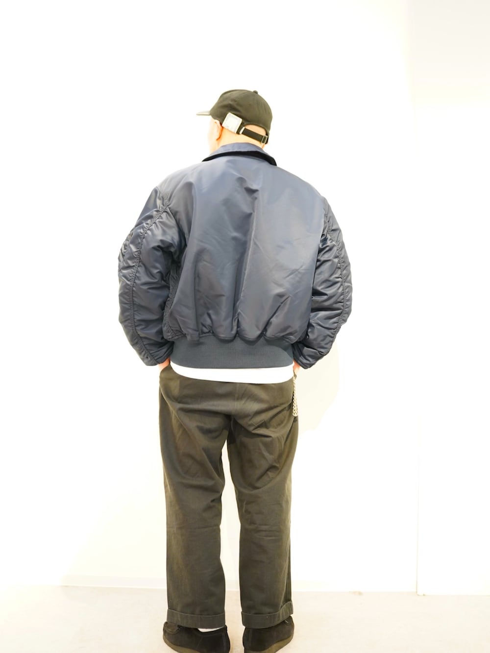 ホワイト系のTシャツ/カットソー、ブラック系のミリタリージャケットを着用したメンズの秋コーディネートの2枚目の写真