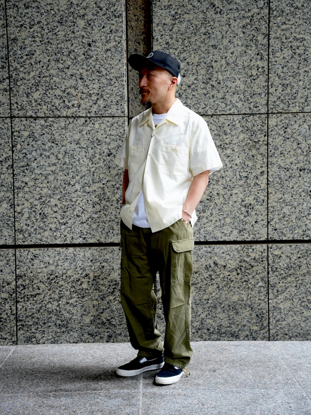 ホワイト系のシャツ/ブラウス、ホワイト系のTシャツ/カットソー、グリーン系のカーゴパンツを着用したメンズの夏コーディネートの5枚目の写真
