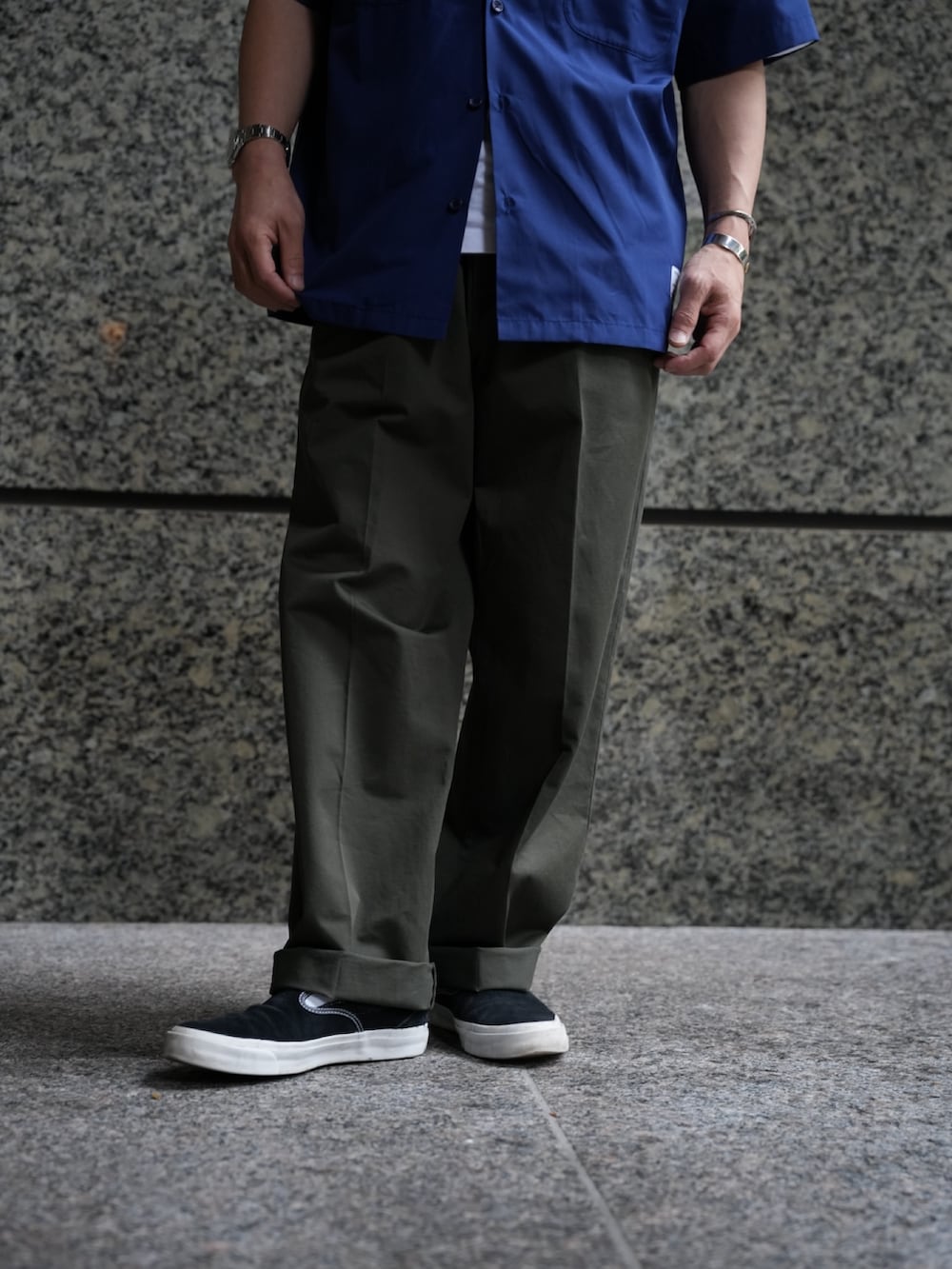 ブルー系のシャツ/ブラウス、ホワイト系のTシャツ/カットソー、グレー系のチノパンツを着用したメンズの夏コーディネートの5枚目の写真