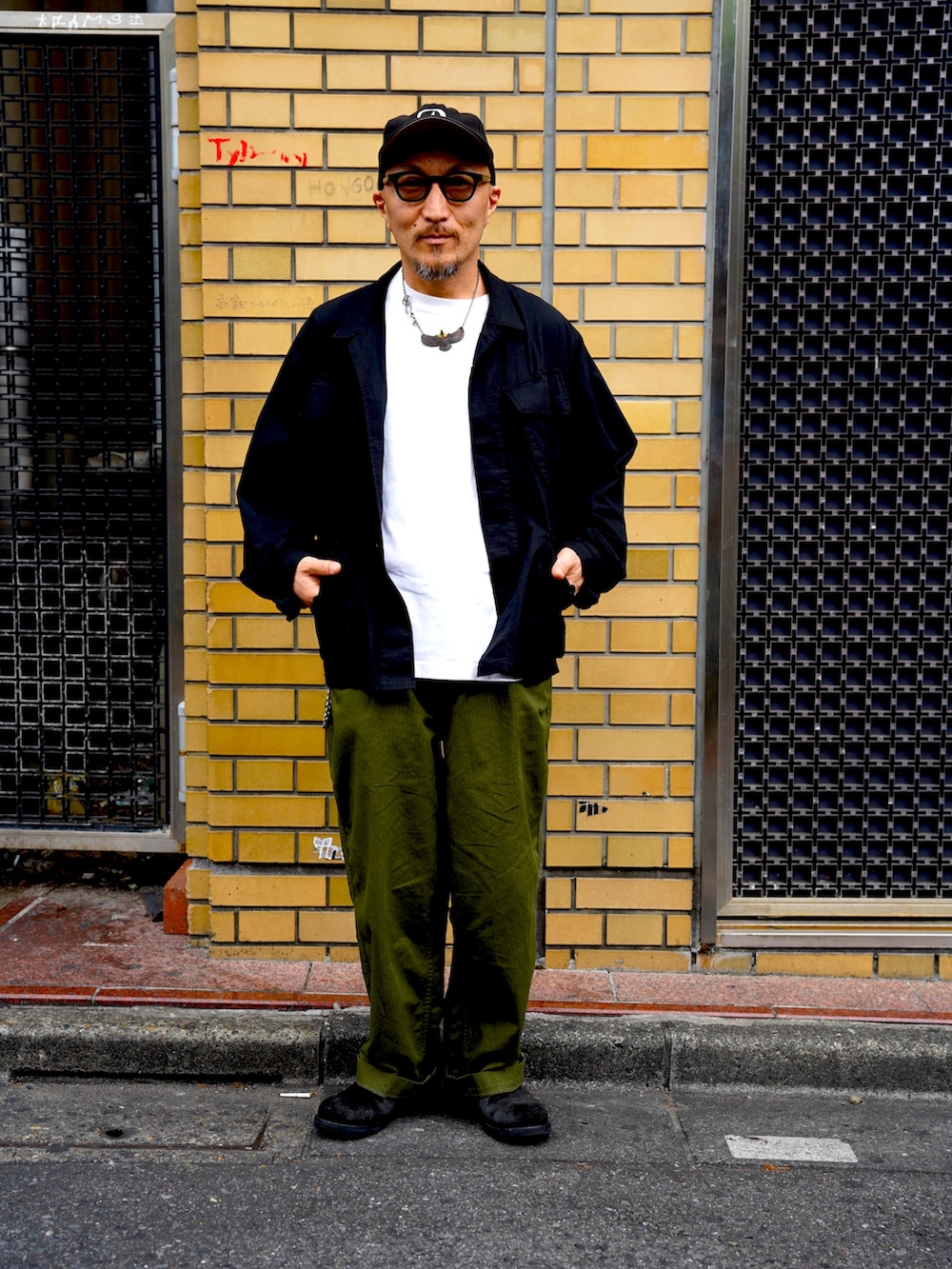 ブラック系のシャツ/ブラウス、ホワイト系のTシャツ/カットソー、グリーン系のその他パンツを着用したメンズの夏コーディネートの5枚目の写真