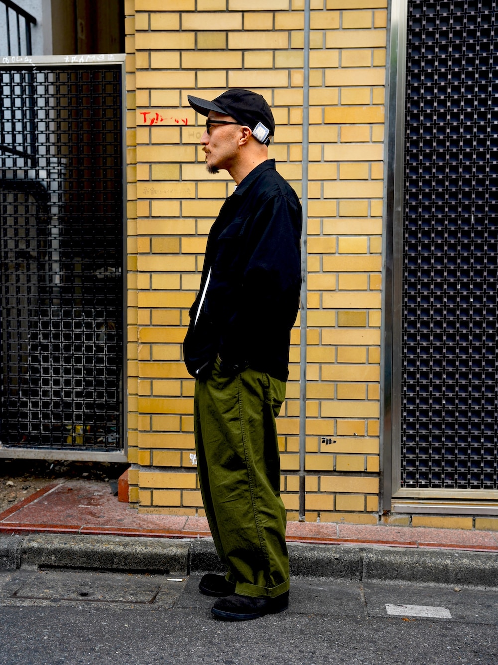 ブラック系のシャツ/ブラウス、ホワイト系のTシャツ/カットソー、グリーン系のその他パンツを着用したメンズの夏コーディネートの2枚目の写真