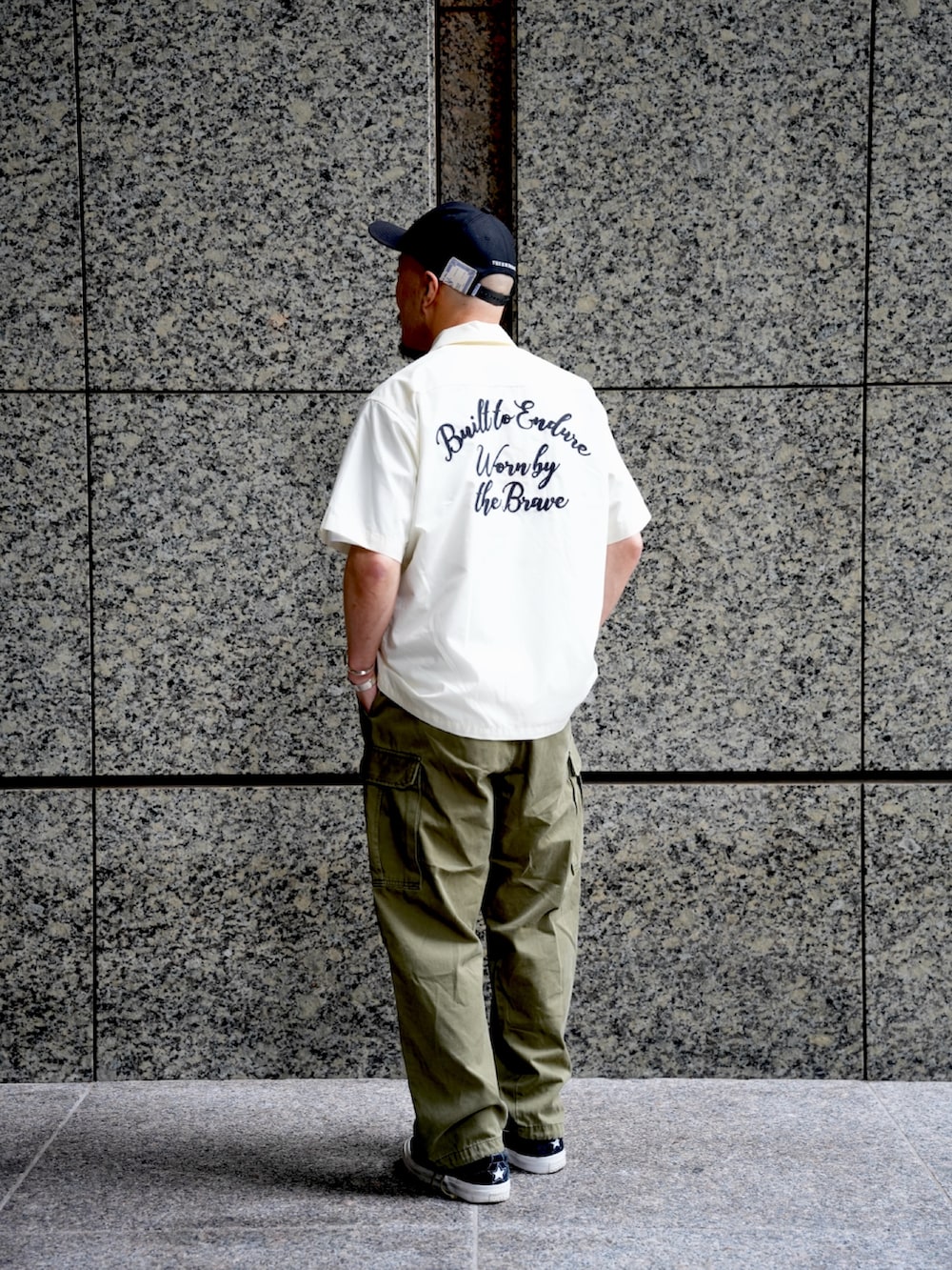 ホワイト系のシャツ/ブラウス、ホワイト系のTシャツ/カットソー、グリーン系のカーゴパンツを着用したメンズの夏コーディネートの3枚目の写真