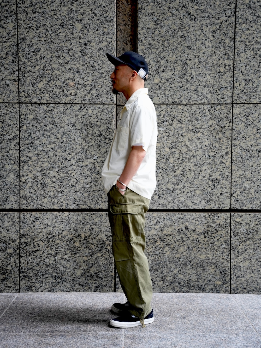 ホワイト系のシャツ/ブラウス、ホワイト系のTシャツ/カットソー、グリーン系のカーゴパンツを着用したメンズの夏コーディネートの2枚目の写真
