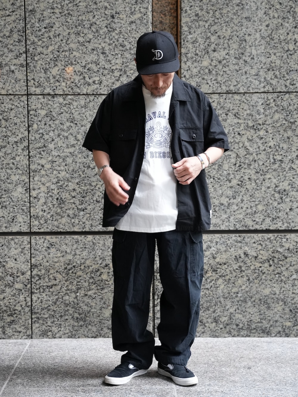 ホワイト系のTシャツ/カットソー、ブラック系のシャツ/ブラウス、ブラック系のカーゴパンツを着用したメンズの夏コーディネートの6枚目の写真