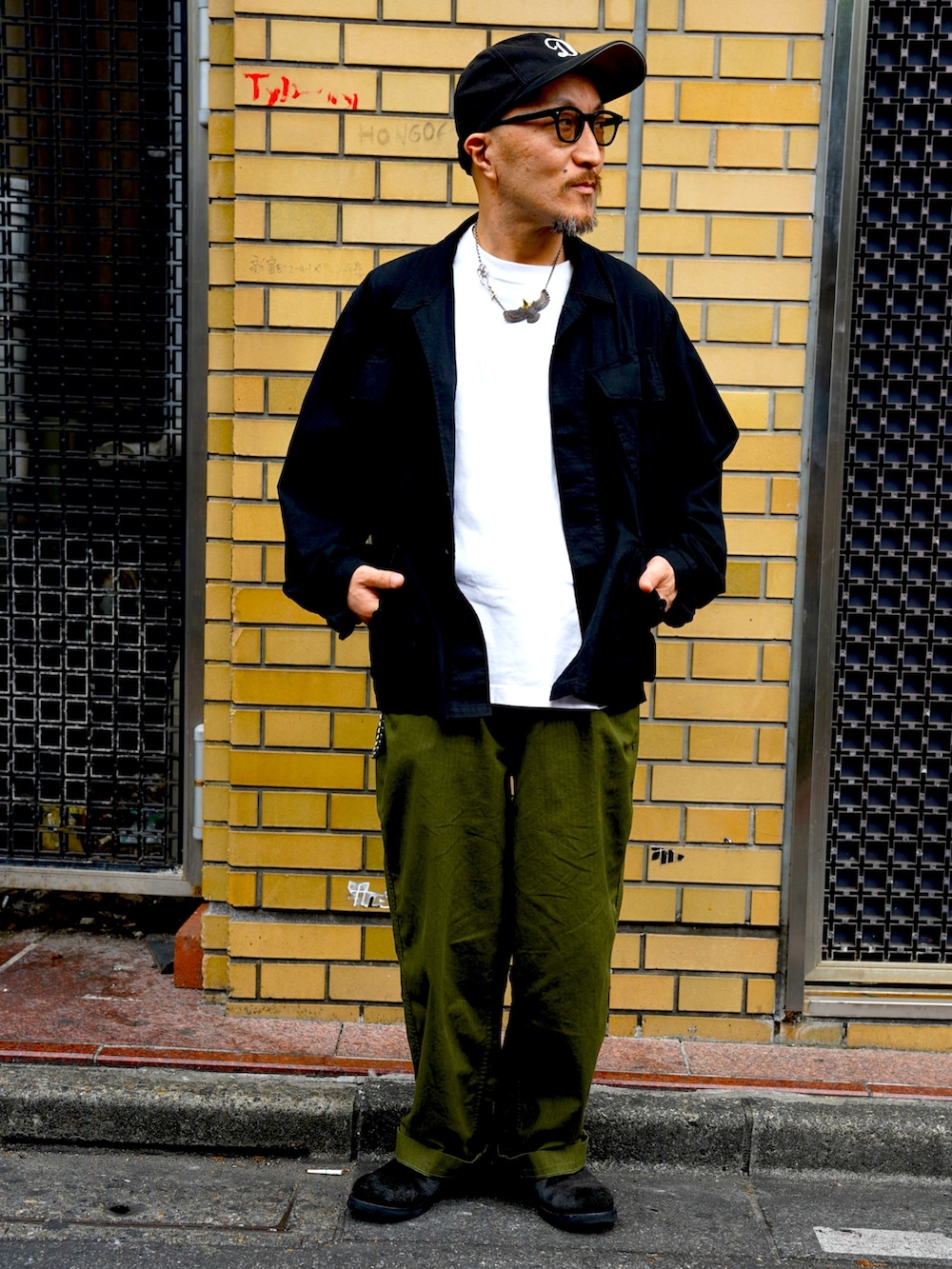 ブラック系のシャツ/ブラウス、ホワイト系のTシャツ/カットソー、グリーン系のその他パンツを着用したメンズの夏コーディネートの6枚目の写真