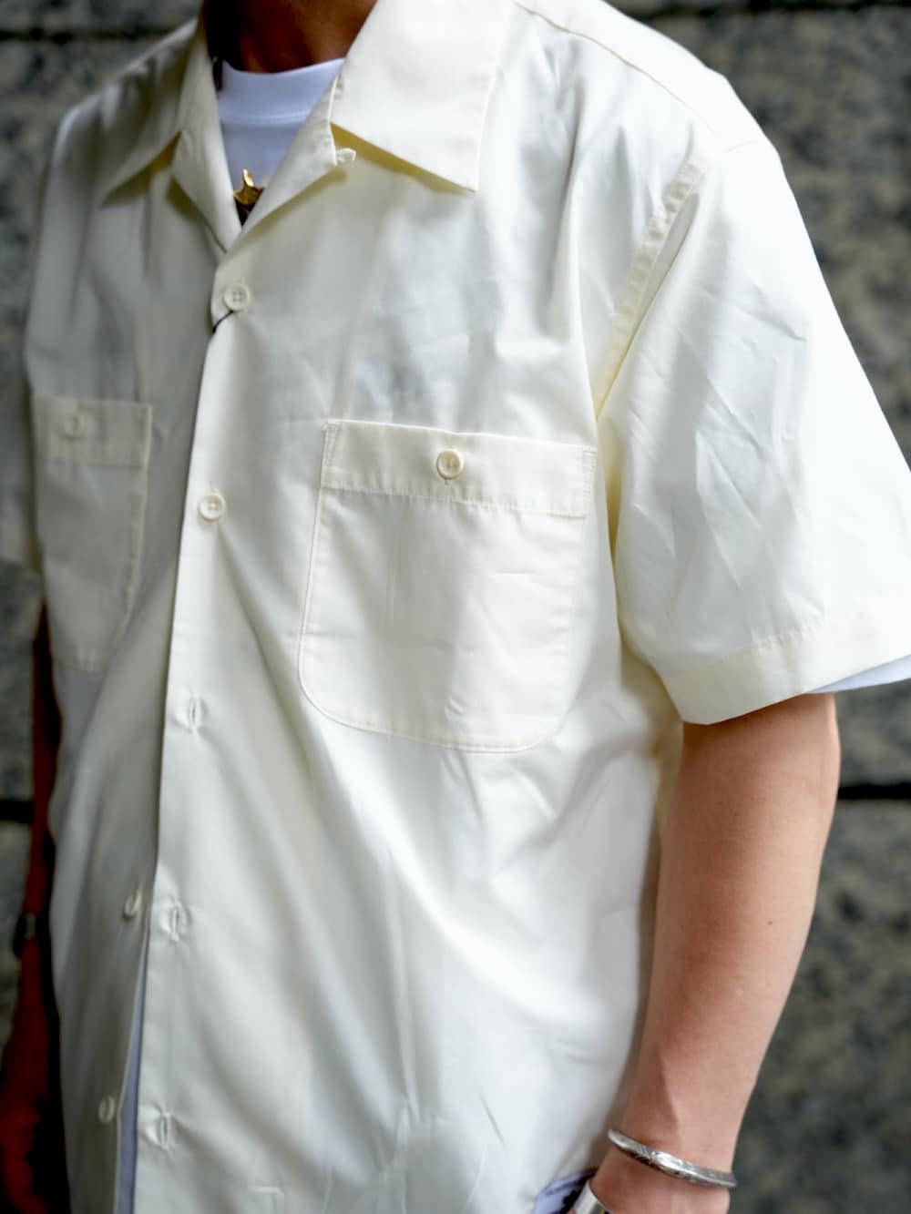 ホワイト系のシャツ/ブラウス、ホワイト系のTシャツ/カットソー、グリーン系のカーゴパンツを着用したメンズの夏コーディネートの6枚目の写真