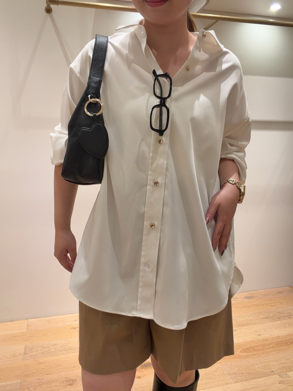 ホワイト系のシャツ/ブラウス、ベージュ系のその他パンツ、ブラック系のブーツを着用したレディースの秋コーディネートの2枚目の写真