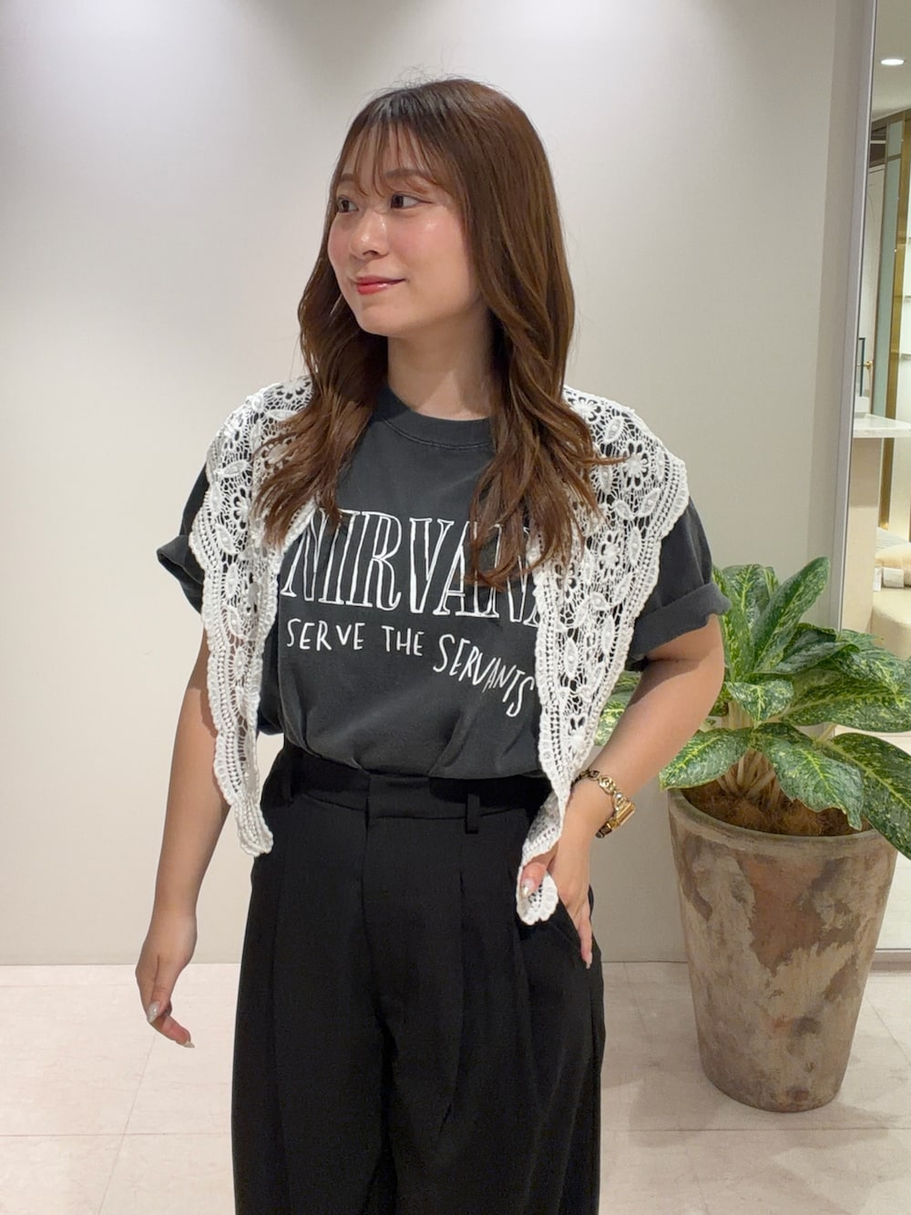 ブラック系のTシャツ/カットソー、ブラック系のその他パンツ、ゴールド系のサンダルを着用したレディースの夏コーディネートの2枚目の写真