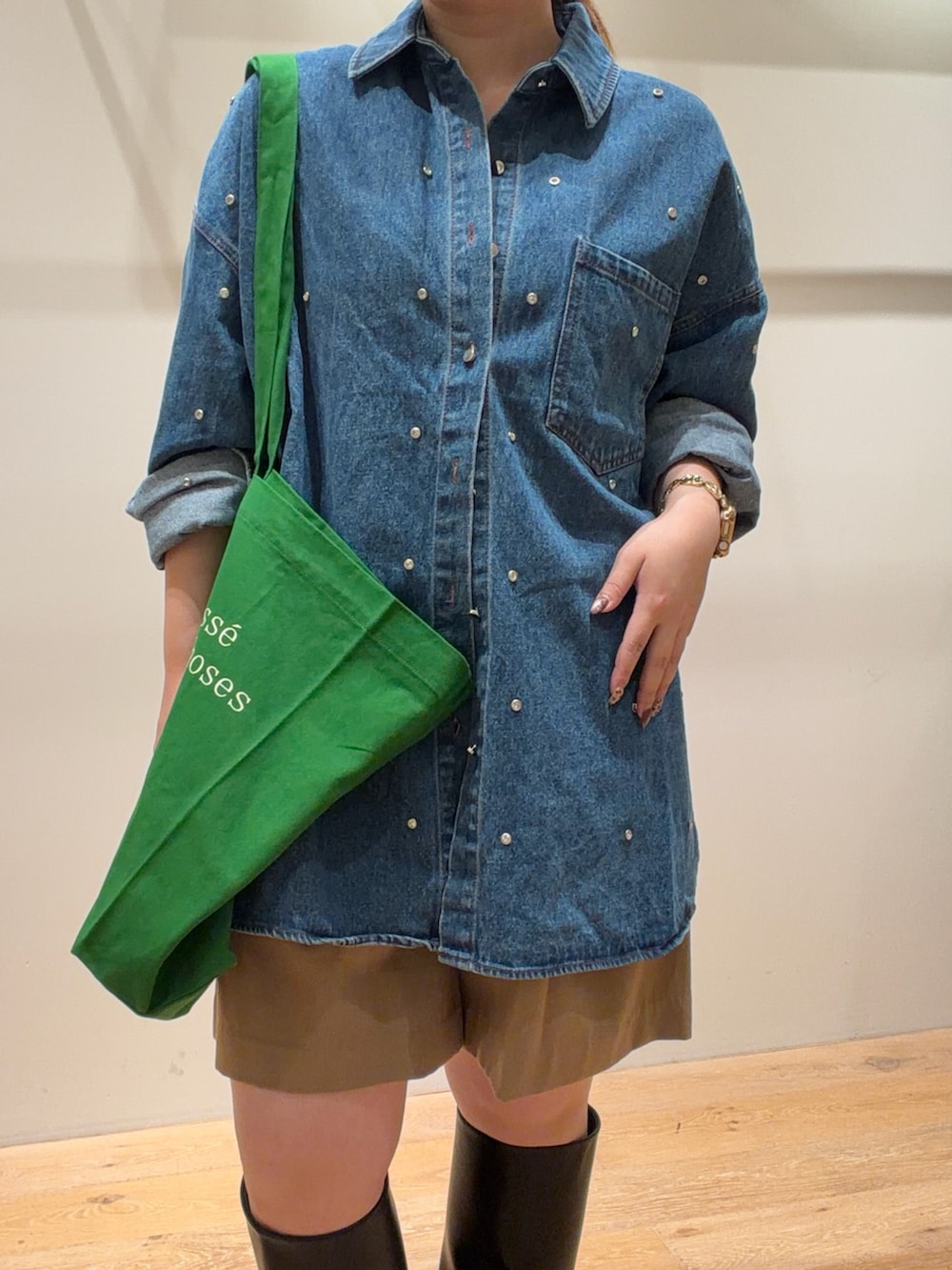 ブルー系のシャツ/ブラウス、ベージュ系のその他パンツ、ブラック系のブーツを着用したレディースの秋コーディネートの2枚目の写真