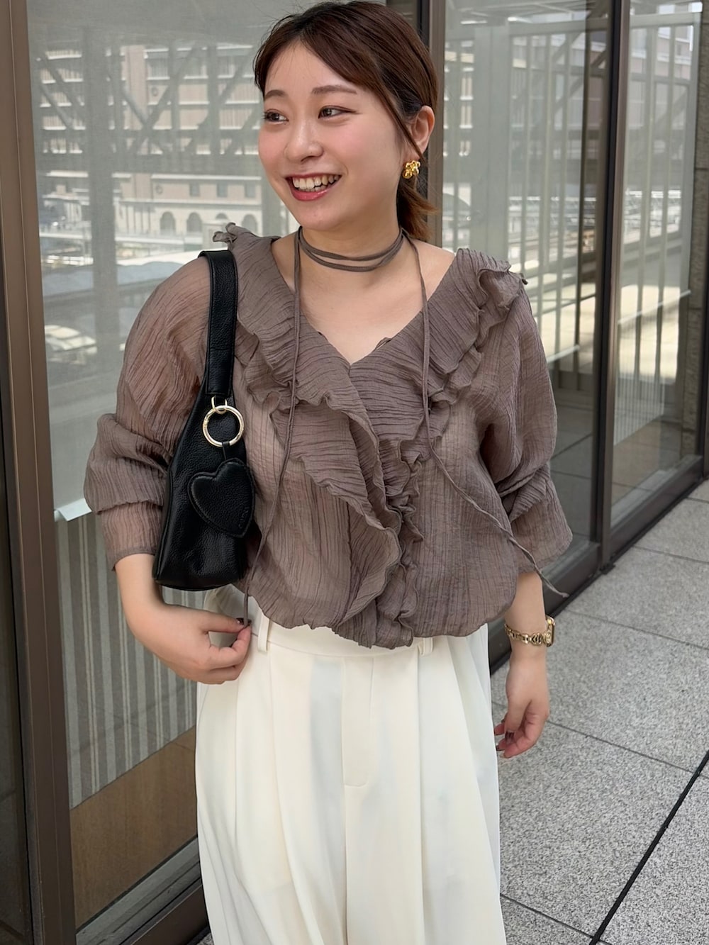 グレー系のシャツ/ブラウス、ホワイト系のその他パンツ、ブラック系のショルダーバッグを着用したレディースの秋コーディネートの2枚目の写真