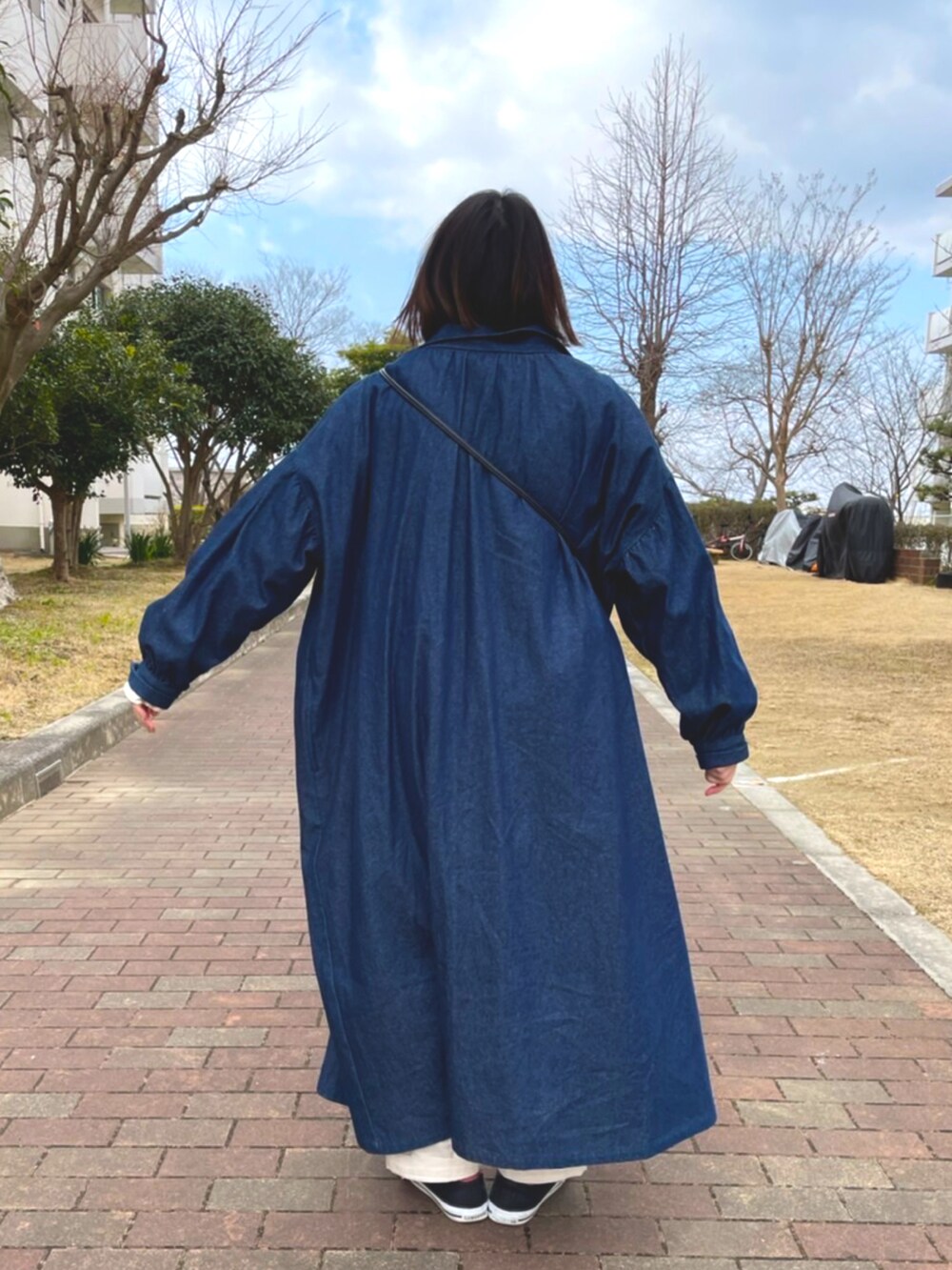 ホワイト系のTシャツ/カットソー、ベージュ系のシャツワンピース、ブルー系のワンピース/ドレスを着用したレディースの冬コーディネートの2枚目の写真