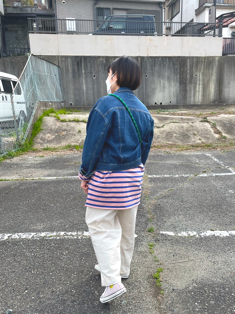 ブルー系のジャケット/アウター、ピンク系のTシャツ/カットソー、ホワイト系のその他パンツを着用したレディースの春コーディネートの3枚目の写真