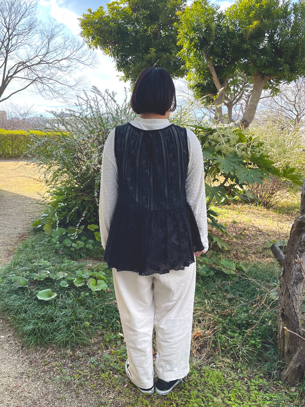 ブラック系のスニーカー、ベージュ系のその他パンツ、ホワイト系のTシャツ/カットソーを着用したレディースの春コーディネートの3枚目の写真