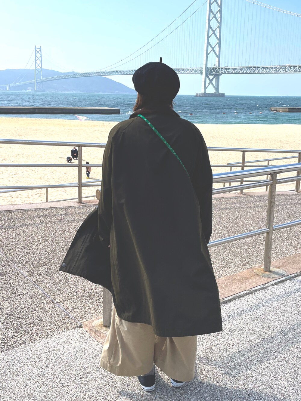 グリーン系のその他アウター、ブラック系のシャツ/ブラウス、ブラック系のニット/セーターを着用したレディースの冬コーディネートの2枚目の写真