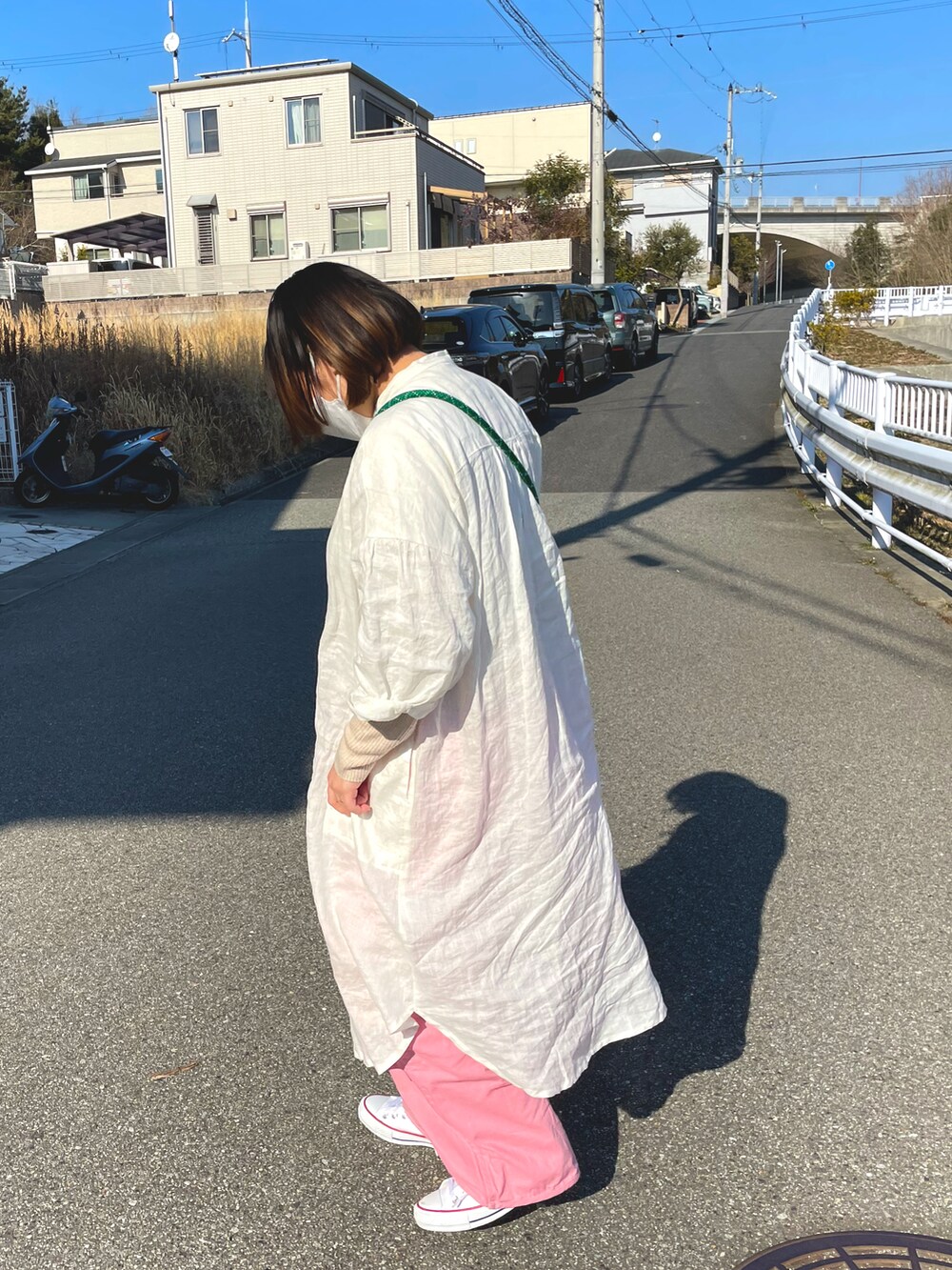 ホワイト系のニット/セーター、ホワイト系のワンピース、ピンク系のパンツを着用したレディースの冬コーディネートの2枚目の写真