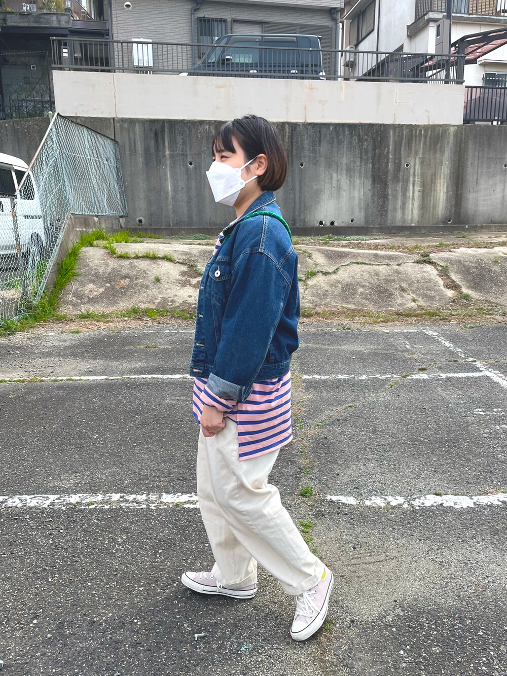 ブルー系のジャケット/アウター、ピンク系のTシャツ/カットソー、ホワイト系のその他パンツを着用したレディースの春コーディネートの2枚目の写真