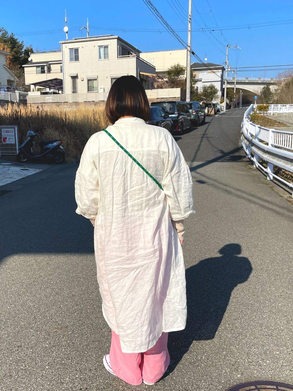 ホワイト系のニット/セーター、ホワイト系のワンピース、ピンク系のパンツを着用したレディースの冬コーディネートの3枚目の写真