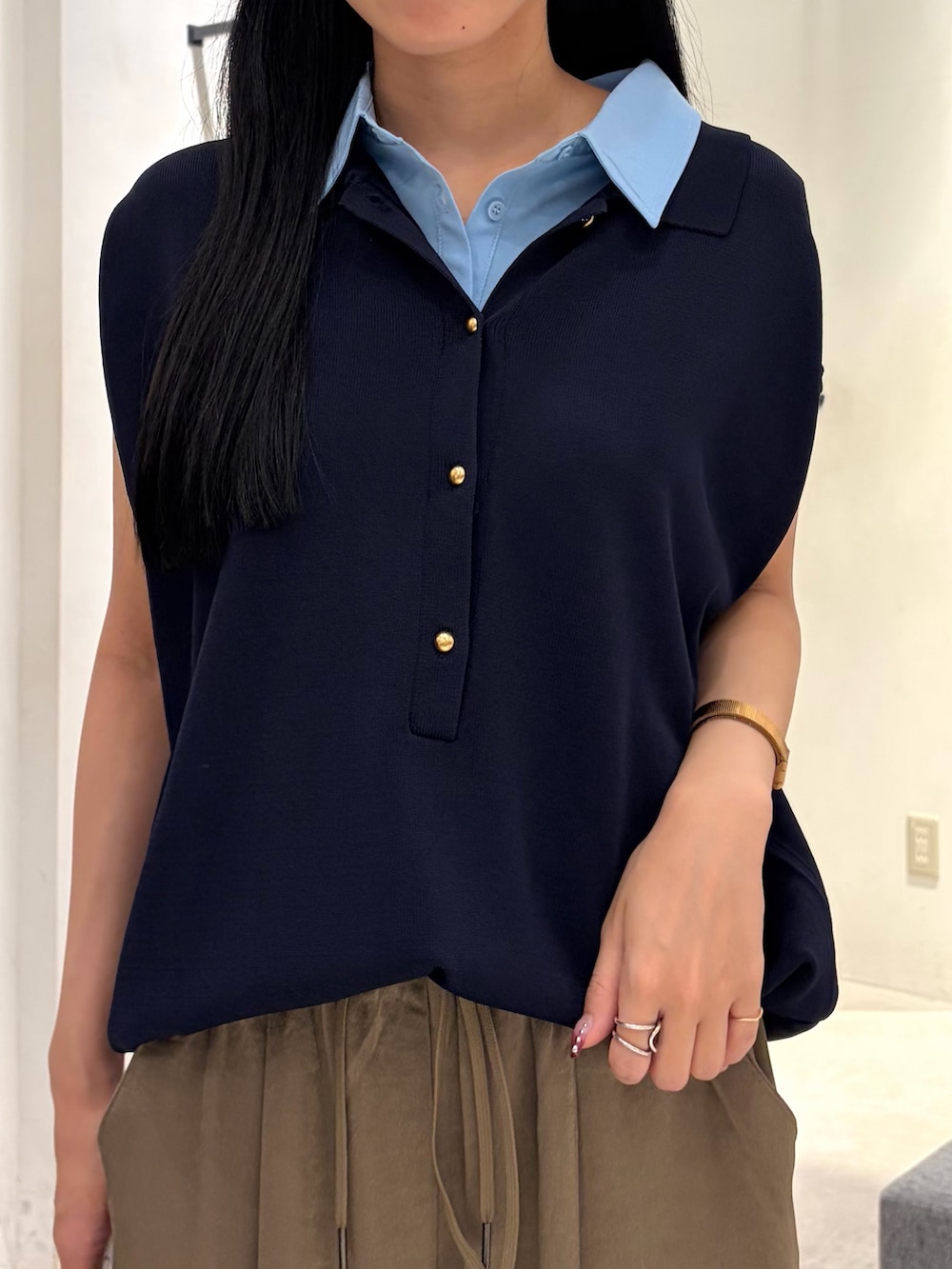 ブルー系のニット/セーター、ベージュ系のその他パンツ、ブラック系のパンプスを着用したレディースの秋コーディネートの4枚目の写真