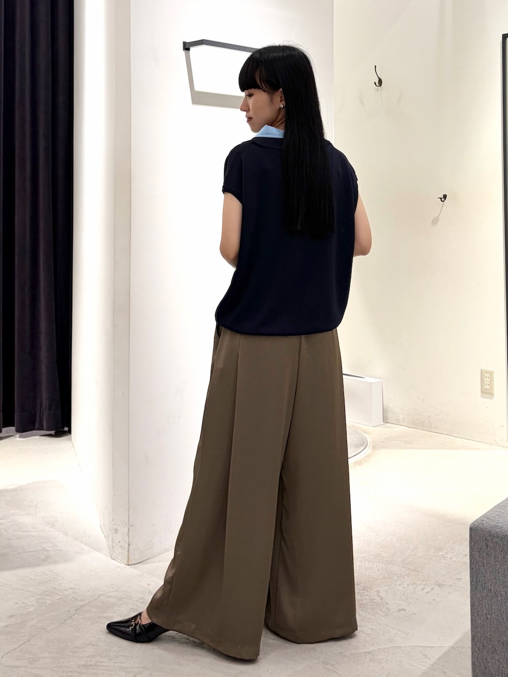 ブルー系のニット/セーター、ベージュ系のその他パンツ、ブラック系のパンプスを着用したレディースの秋コーディネートの3枚目の写真