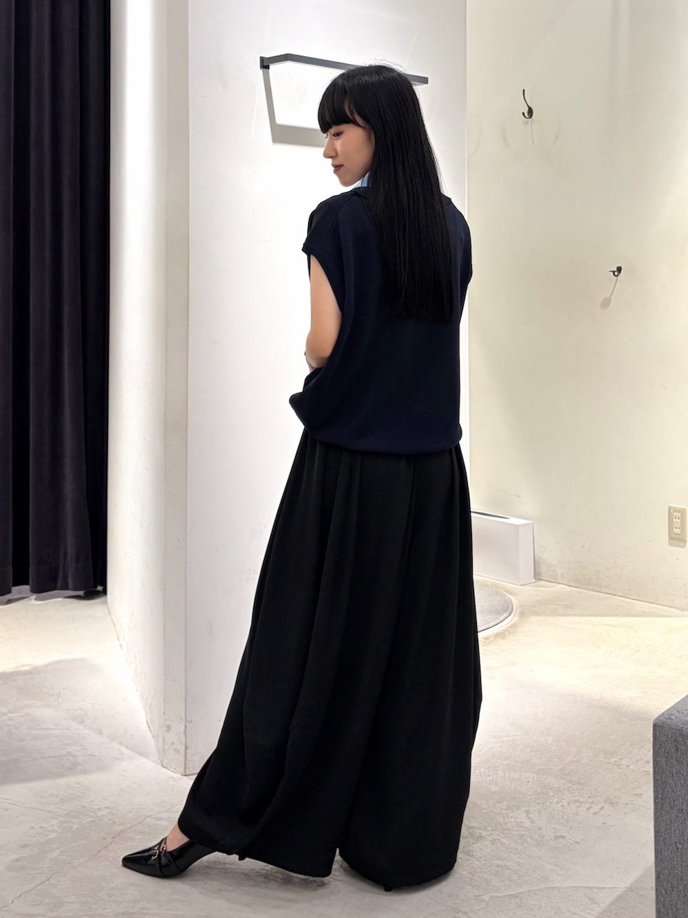 ブルー系のニット/セーター、ブラック系のその他パンツ、ブラック系のショルダーバッグを着用したレディースの秋コーディネートの3枚目の写真