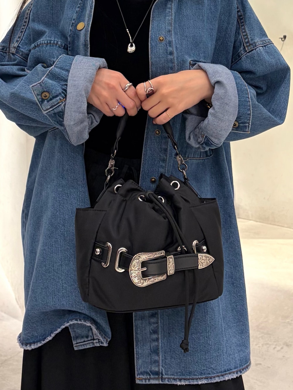 ブラック系のタンクトップ、ブラック系のその他パンツ、ブラック系のパンプスを着用したレディースの秋コーディネートの7枚目の写真