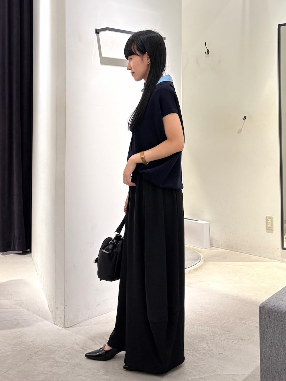 ブルー系のニット/セーター、ブラック系のその他パンツ、ブラック系のショルダーバッグを着用したレディースの秋コーディネートの2枚目の写真