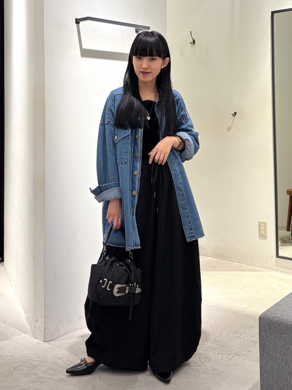 ブラック系のタンクトップ、ブラック系のその他パンツ、ブラック系のパンプスを着用したレディースの秋コーディネートの2枚目の写真