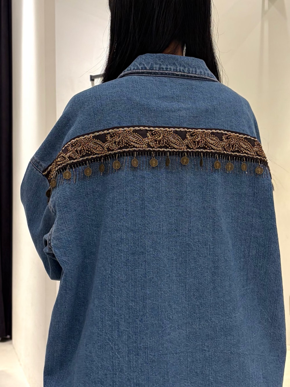 ブラック系のタンクトップ、ブラック系のその他パンツ、ブラック系のパンプスを着用したレディースの秋コーディネートの6枚目の写真
