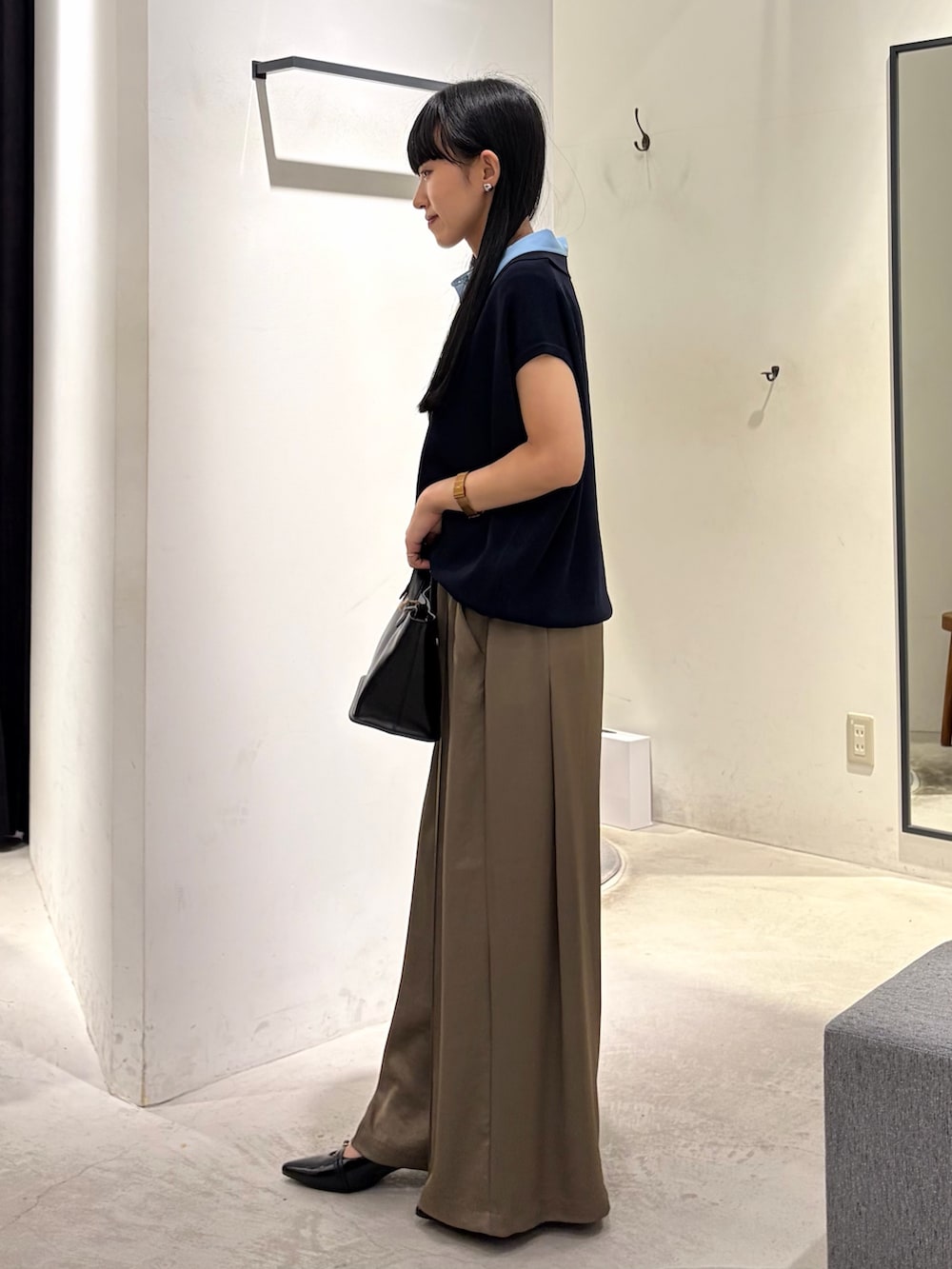 ブルー系のニット/セーター、ベージュ系のその他パンツ、ブラック系のパンプスを着用したレディースの秋コーディネートの2枚目の写真