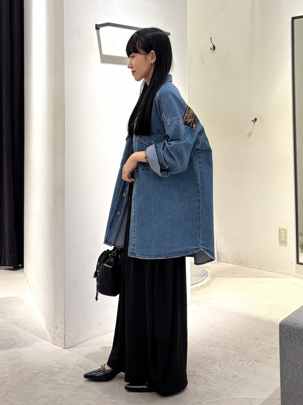ブラック系のタンクトップ、ブラック系のその他パンツ、ブラック系のパンプスを着用したレディースの秋コーディネートの3枚目の写真