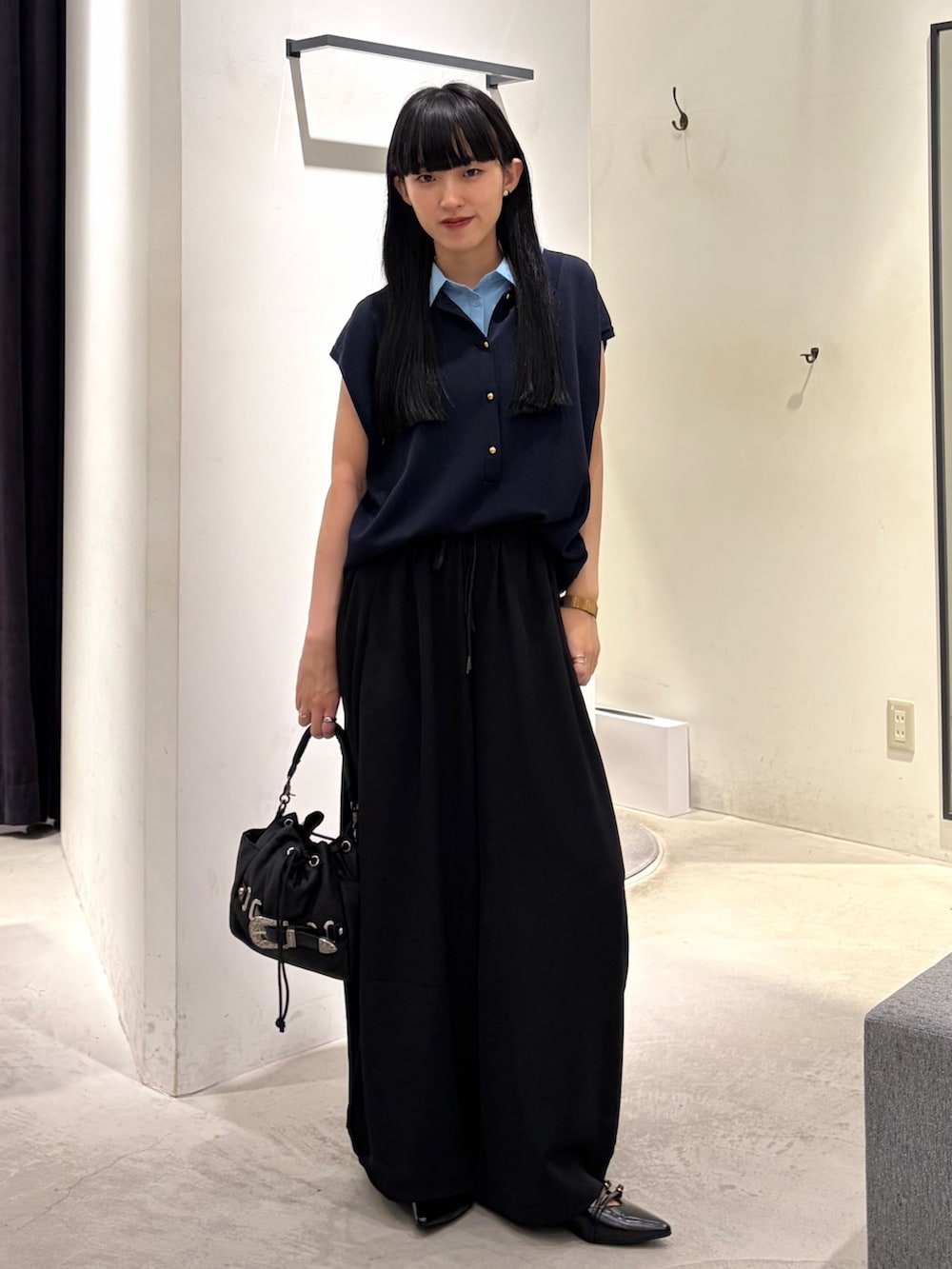 ブルー系のニット/セーター、ブラック系のその他パンツ、ブラック系のショルダーバッグを着用したレディースの秋コーディネートの6枚目の写真