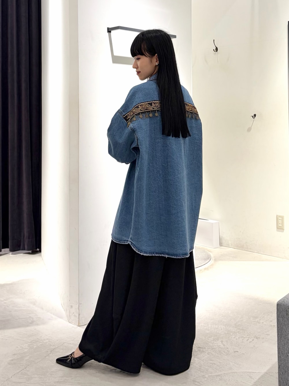 ブラック系のタンクトップ、ブラック系のその他パンツ、ブラック系のパンプスを着用したレディースの秋コーディネートの4枚目の写真