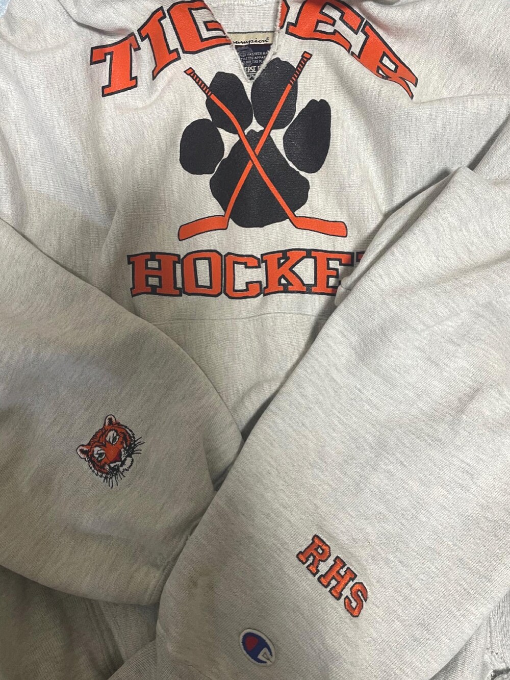 グレー系のスウェット、ブラック系のスカート、ブラック系のブーツを着用したレディースの秋コーディネートの3枚目の写真