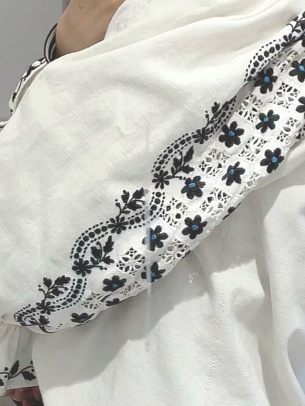 ブラック系のハンドバッグ、ブラック系のデニムパンツ、ブラック系のパンプスを着用したレディースの秋コーディネートの2枚目の写真