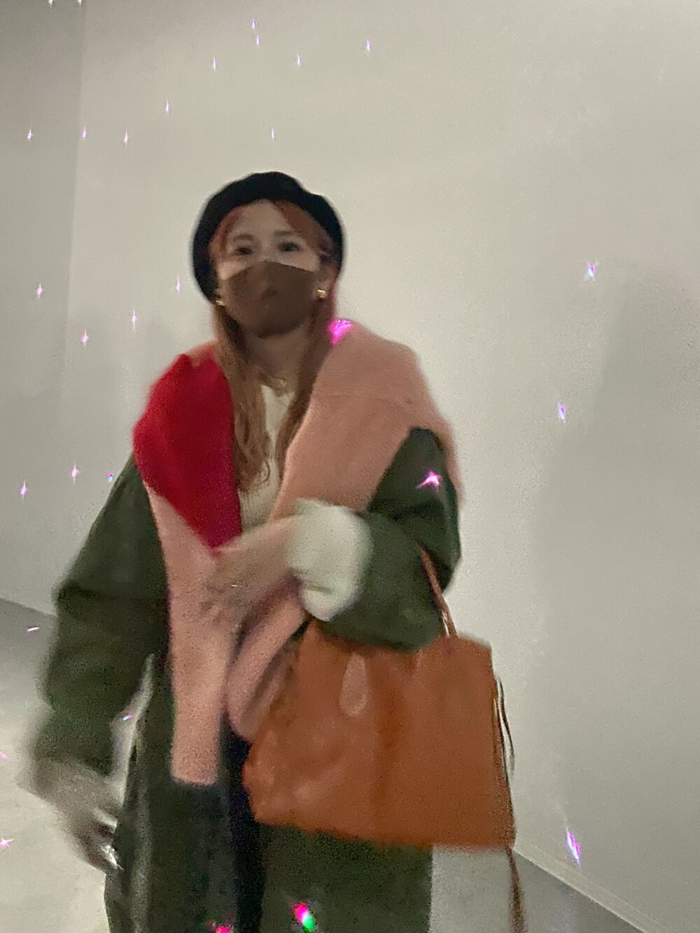 ピンク系のカーディガン/ボレロ、グリーン系のモッズコート、ホワイト系のTシャツ/カットソーを着用したレディースの秋コーディネートの4枚目の写真