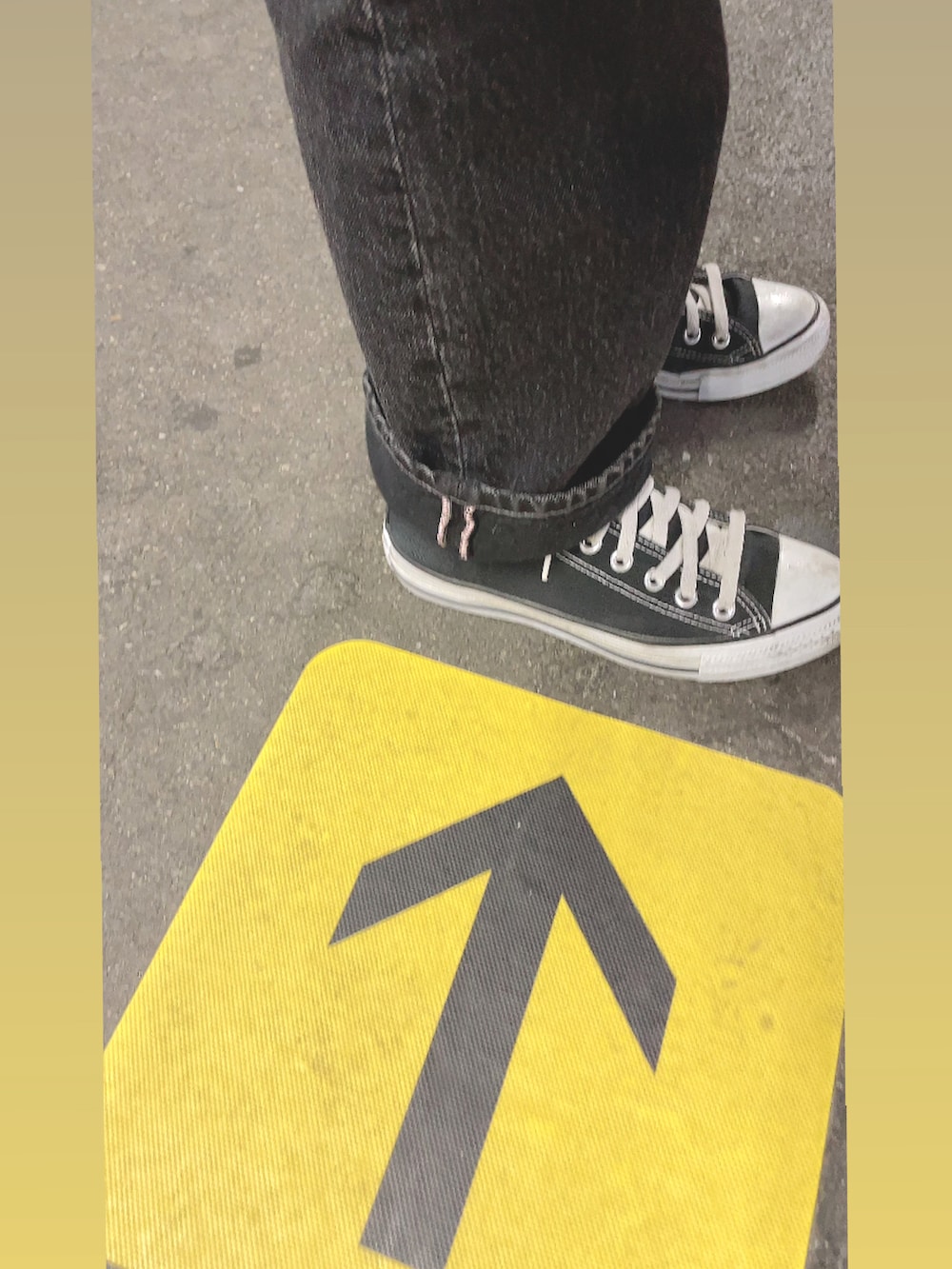 ホワイト系のTシャツ/カットソー、ブラック系のデニムパンツ、ブラック系のスニーカーを着用したレディースの秋コーディネートの2枚目の写真