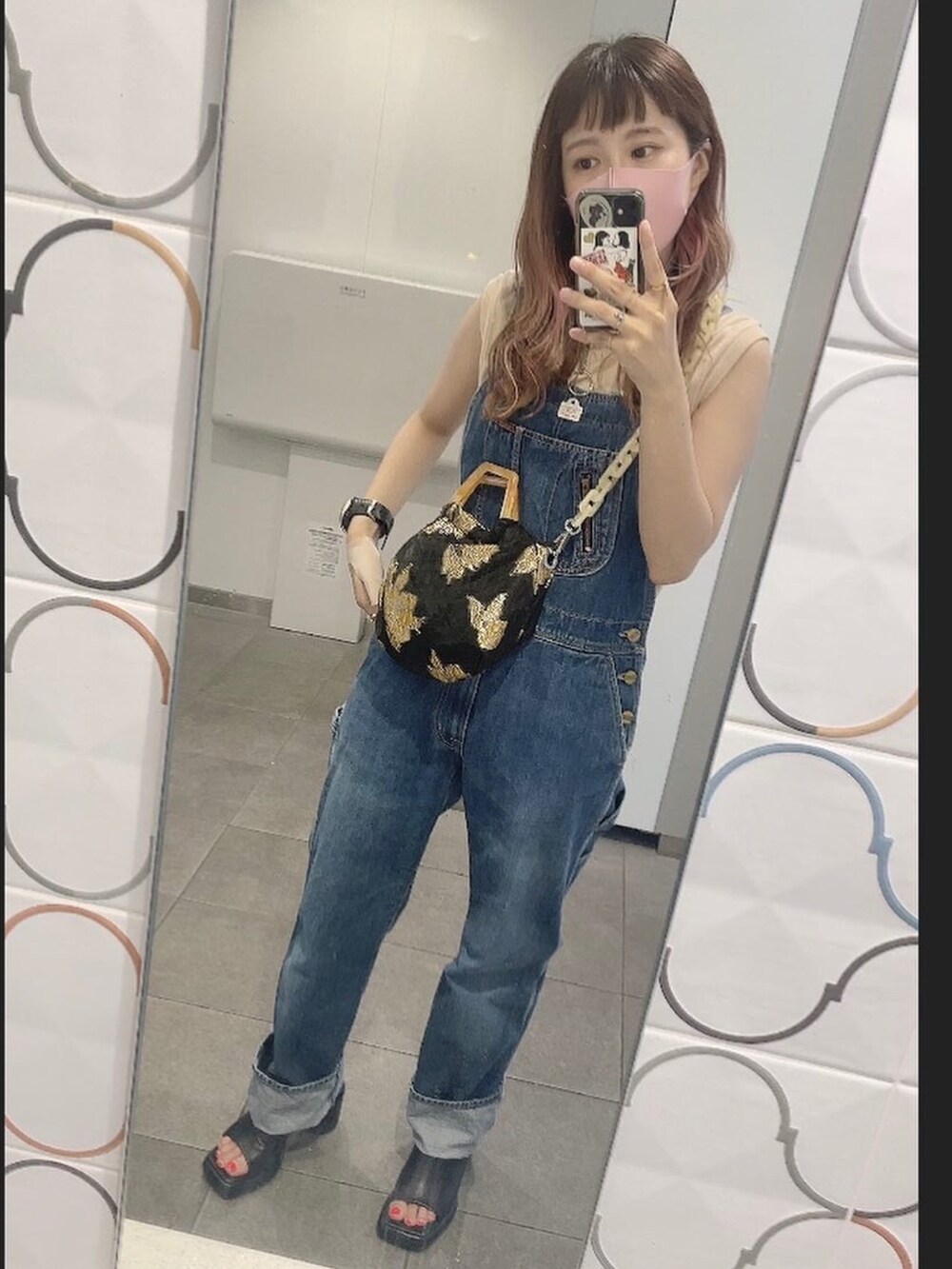 ベージュ系のTシャツ/カットソー、ブラック系のショルダーバッグ、ブラック系のサンダルを着用したレディースの夏コーディネートの2枚目の写真