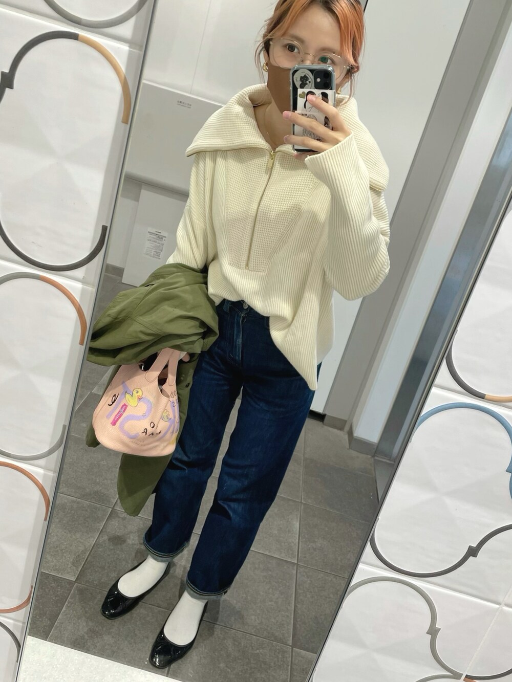 グリーン系のモッズコート、ピンク系のバッグ、ホワイト系のニット/セーターを着用したレディースの秋コーディネートの3枚目の写真