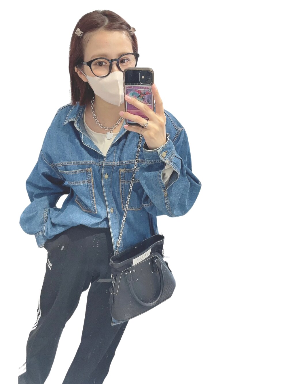 ブラック系のショルダーバッグ、ブラック系のその他パンツ、ブラック系のその他パンツを着用したレディースの春コーディネートの2枚目の写真