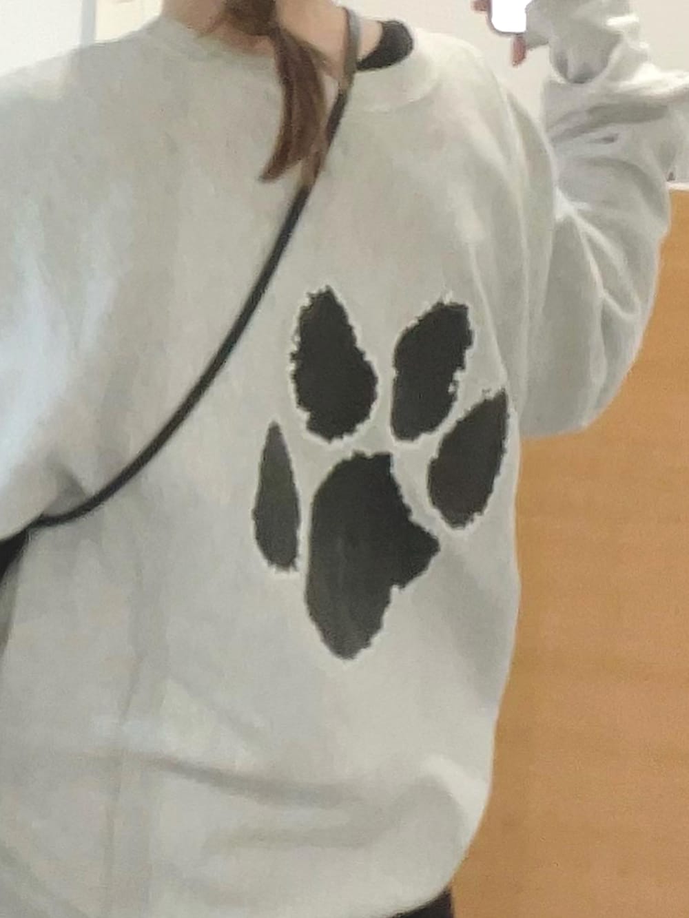 グレー系のスウェット、ブラック系のスカート、ブラック系のボディバッグ/ウエストポーチを着用したレディースの秋コーディネートの2枚目の写真