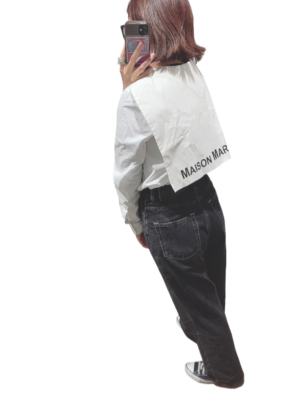 ホワイト系のシャツ/ブラウス、ブラック系のデニムパンツ、ブラック系のハンドバッグを着用したレディースの春コーディネートの2枚目の写真