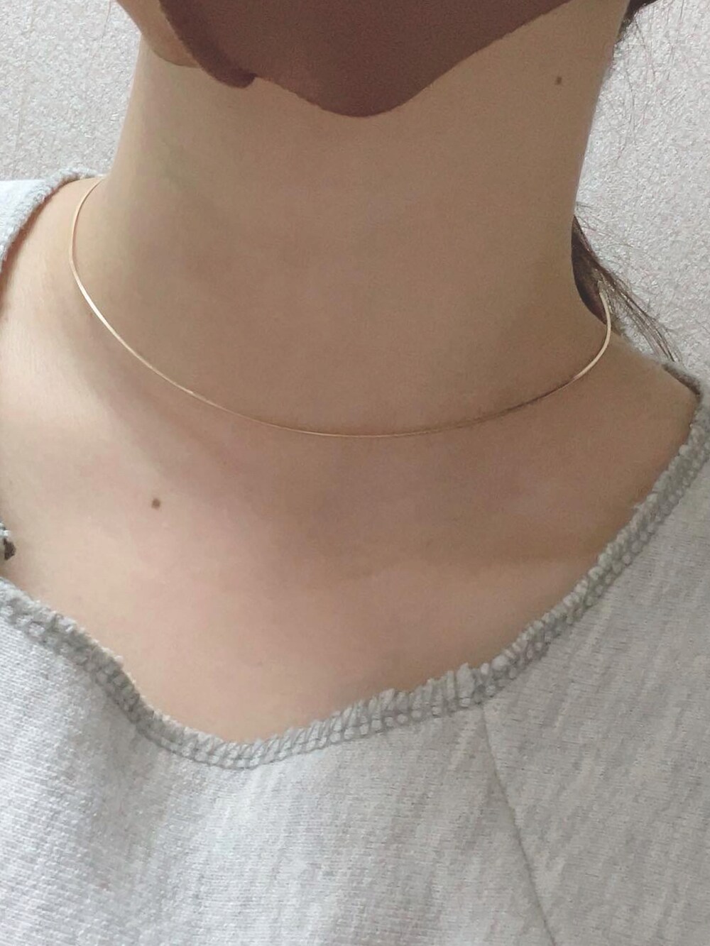 グレー系のスウェット、ブルー系のデニムパンツ、ブルー系のデニムジャケットを着用したレディースの春コーディネートの2枚目の写真