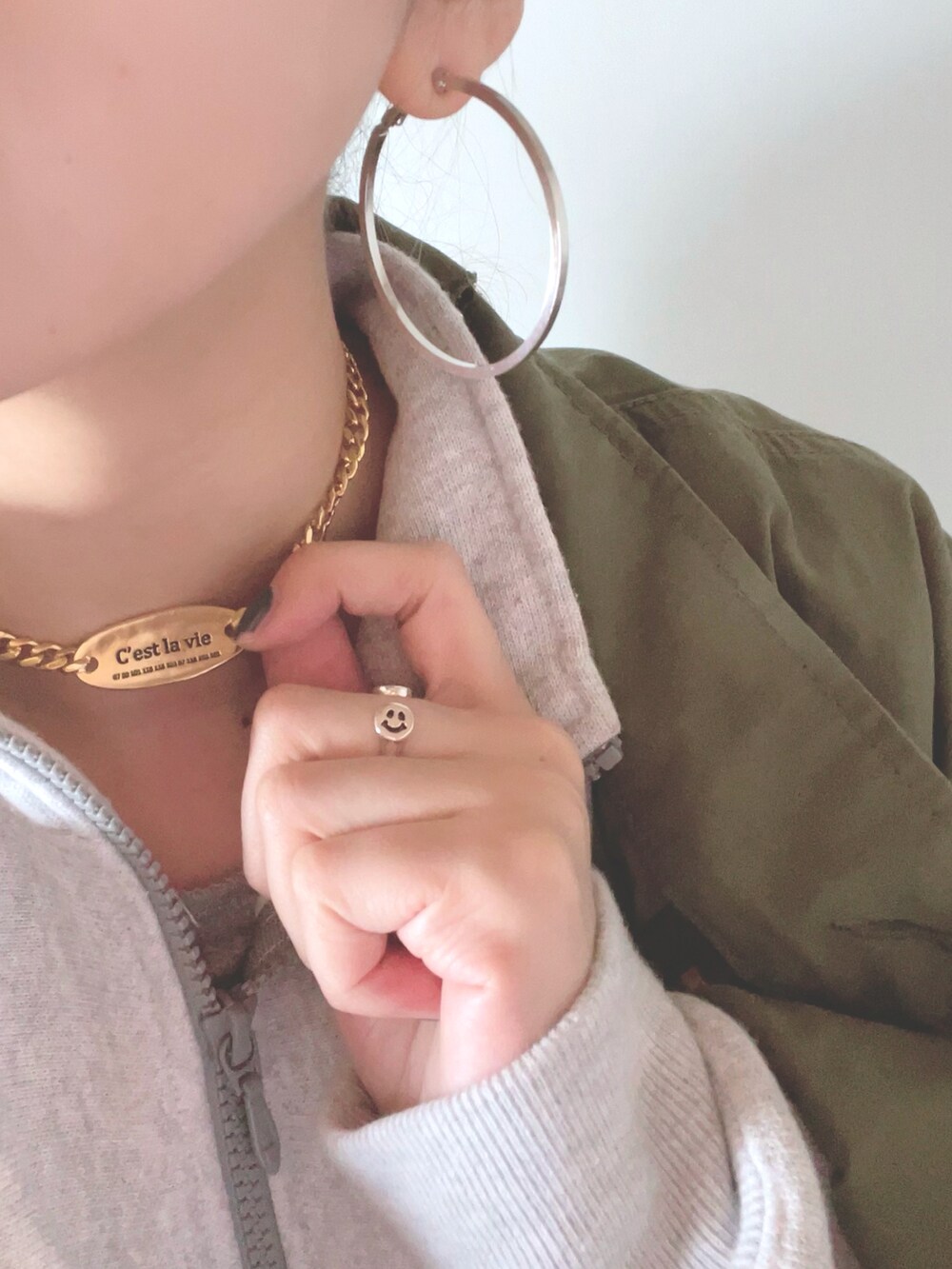 ブラウン系のバッグ、ブラック系のパンプス、グレー系のスウェットを着用したレディースの春コーディネートの2枚目の写真