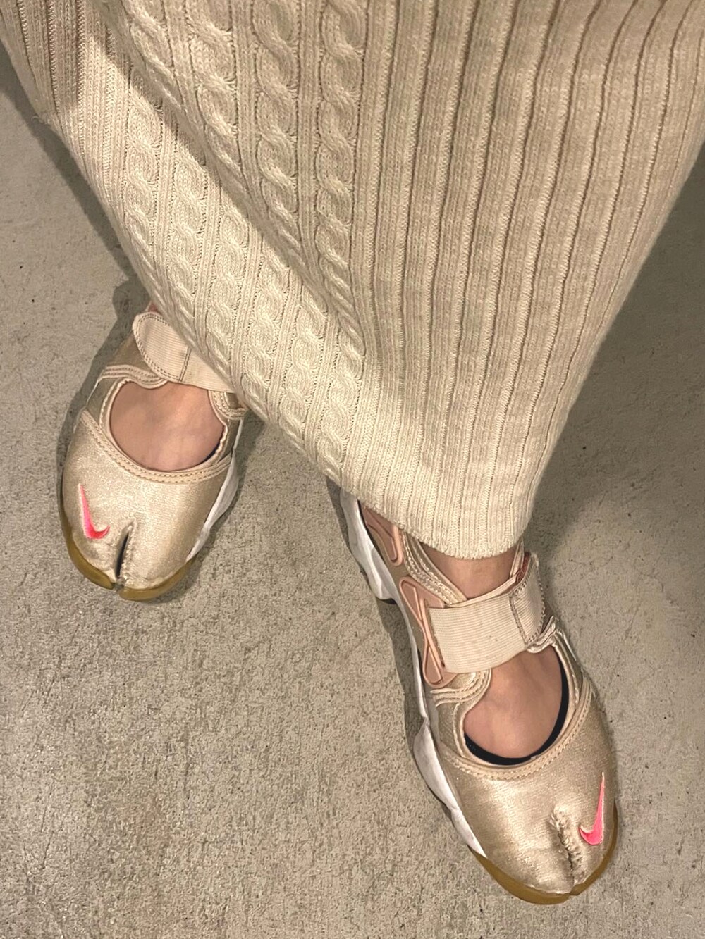 ブラック系のボディバッグ/ウエストポーチ、ベージュ系のTシャツ/カットソー、ベージュ系のスカートを着用したレディースの春コーディネートの2枚目の写真