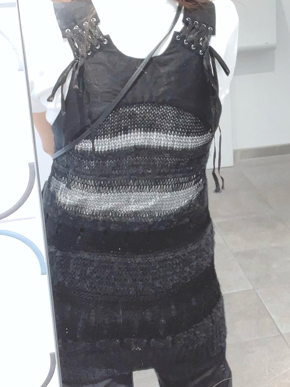 ブラック系のハンドバッグ、ブラック系のデニムパンツ、ブラック系のスニーカーを着用したレディースの夏コーディネートの2枚目の写真