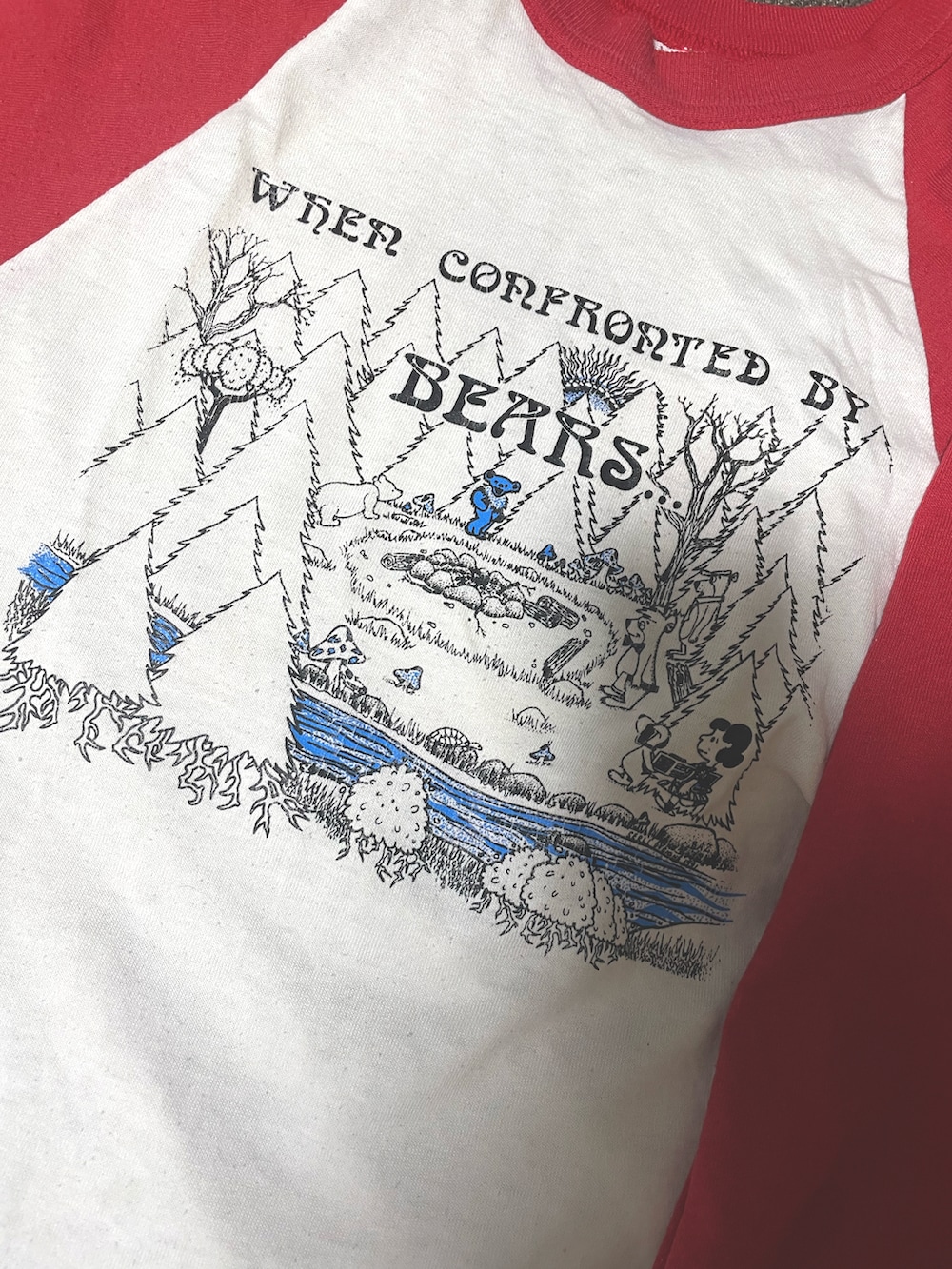 ブルー系のデニムパンツ、ブラック系のハンドバッグ、ブラック系のスニーカーを着用したレディースの夏コーディネートの2枚目の写真