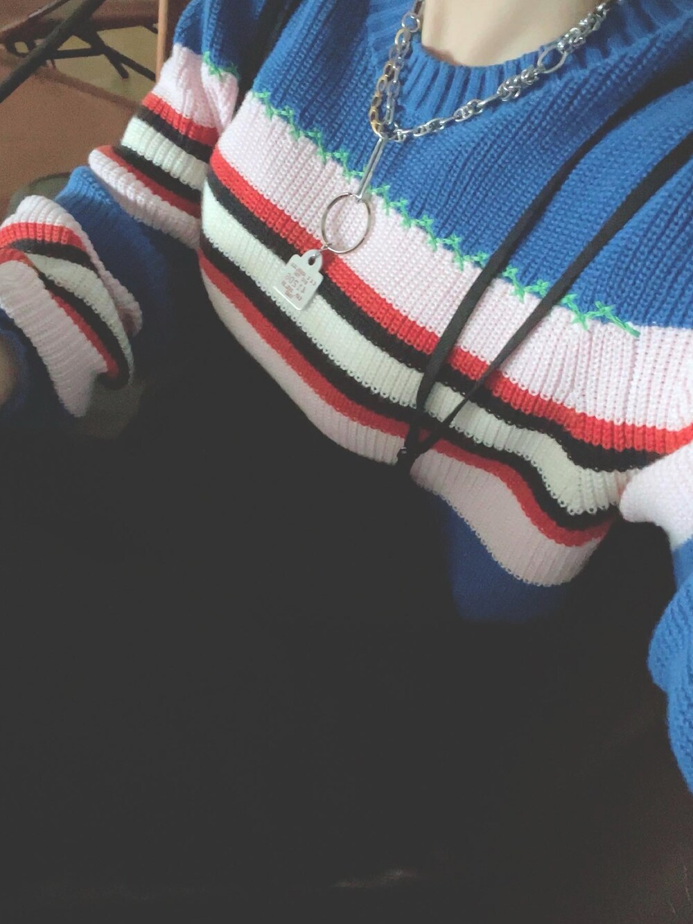 その他のニット/セーター、ブルー系のデニムジャケット、ブラック系のサロペット/オーバーオールを着用したレディースの春コーディネートの2枚目の写真