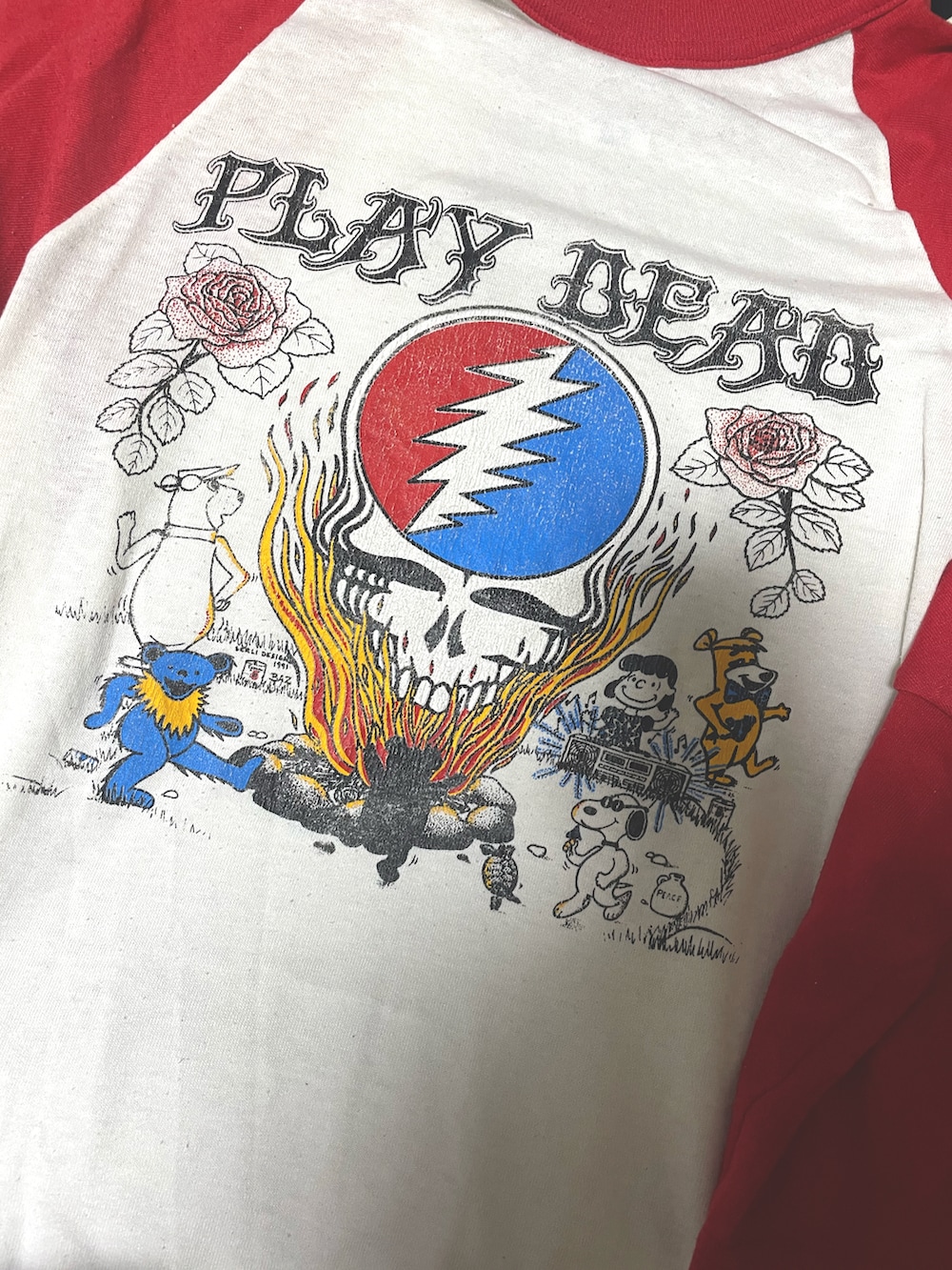 ブルー系のデニムパンツ、ブラック系のハンドバッグ、ブラック系のスニーカーを着用したレディースの夏コーディネートの3枚目の写真