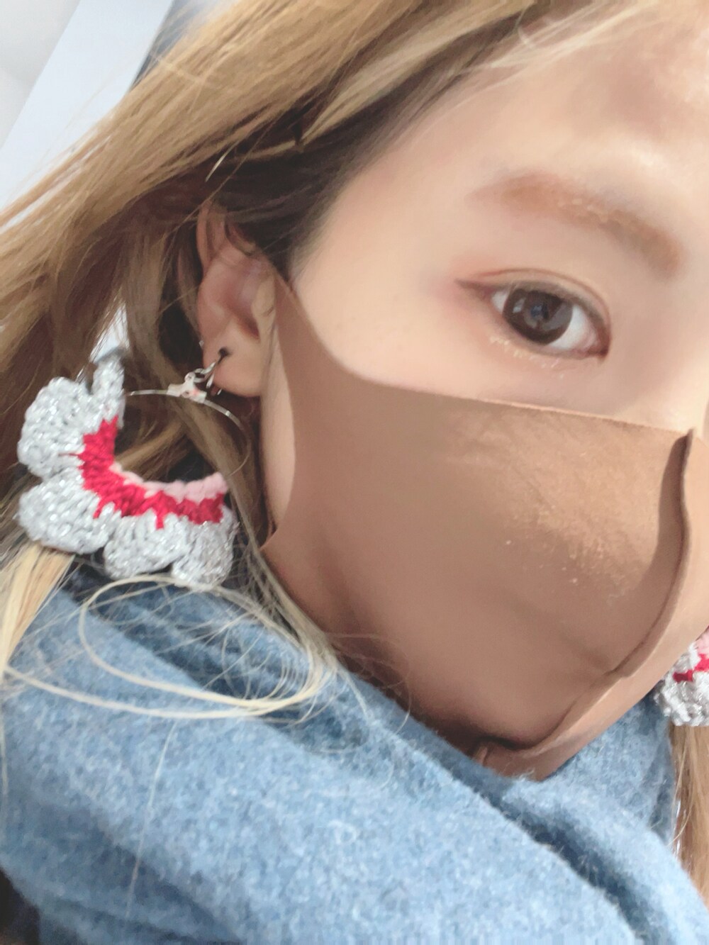 ブルー系のデニムパンツ、ブラック系のトートバッグ、ブルー系のマフラーを着用したレディースの冬コーディネートの3枚目の写真